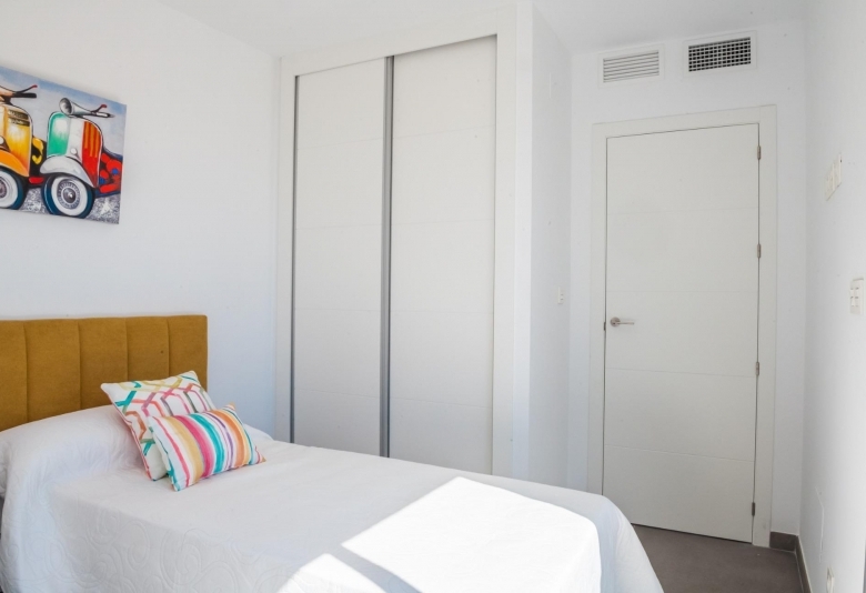 VILLA A LA VENTA CON PISCINA PRIVADA Y GARAJE  EN LOS ALCAZARES