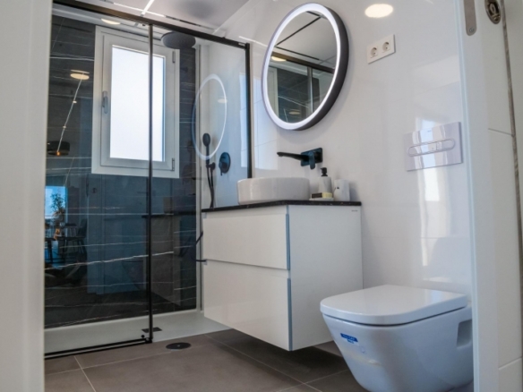 VILLA A LA VENTA CON PISCINA PRIVADA Y GARAJE  EN LOS ALCAZARES