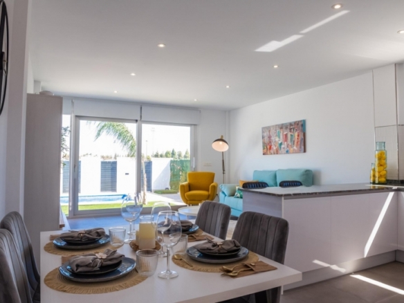 VILLA A LA VENTA CON PISCINA PRIVADA Y GARAJE  EN LOS ALCAZARES