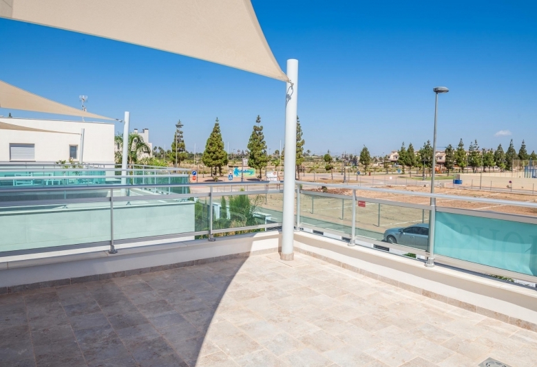 VILLA A LA VENTA CON PISCINA PRIVADA Y GARAJE  EN LOS ALCAZARES