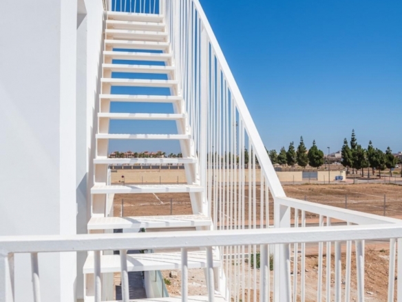 VILLA A LA VENTA CON PISCINA PRIVADA Y GARAJE  EN LOS ALCAZARES