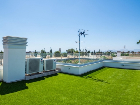VILLA A LA VENTA CON PISCINA PRIVADA Y GARAJE  EN LOS ALCAZARES