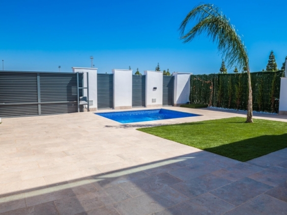 VILLA A LA VENTA CON PISCINA PRIVADA Y GARAJE  EN LOS ALCAZARES
