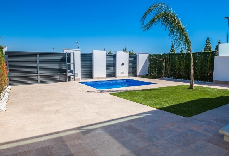 VILLA A LA VENTA CON PISCINA PRIVADA Y GARAJE  EN LOS ALCAZARES