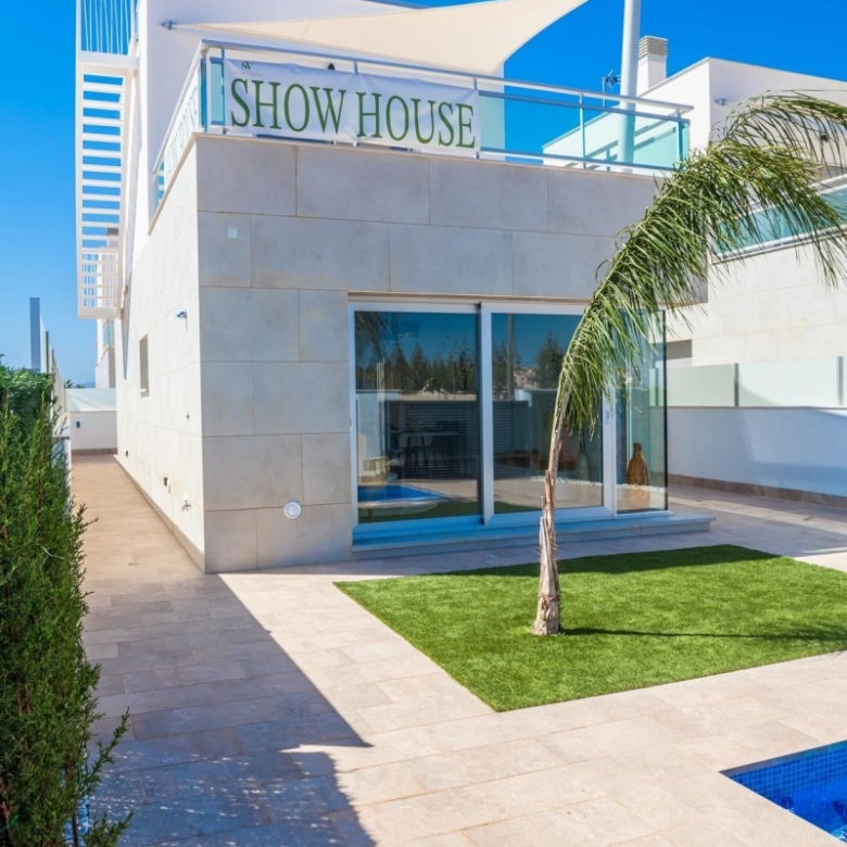 VILLA A LA VENTA CON PISCINA PRIVADA Y GARAJE  EN LOS ALCAZARES