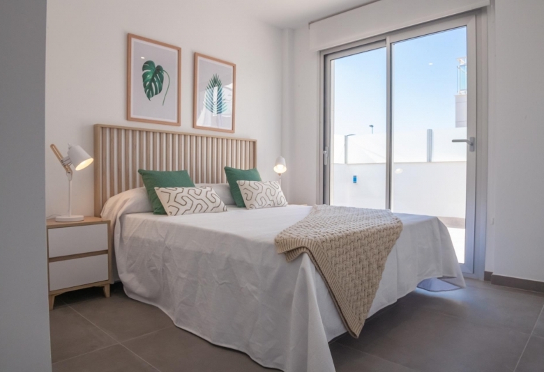 VILLA A LA VENTA CON PISCINA PRIVADA Y GARAJE  EN LOS ALCAZARES