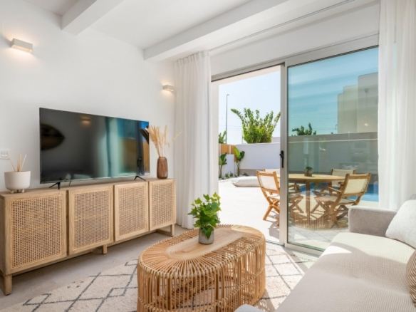 Bungalow de planta alta con solarium privado a la venta en Dolores