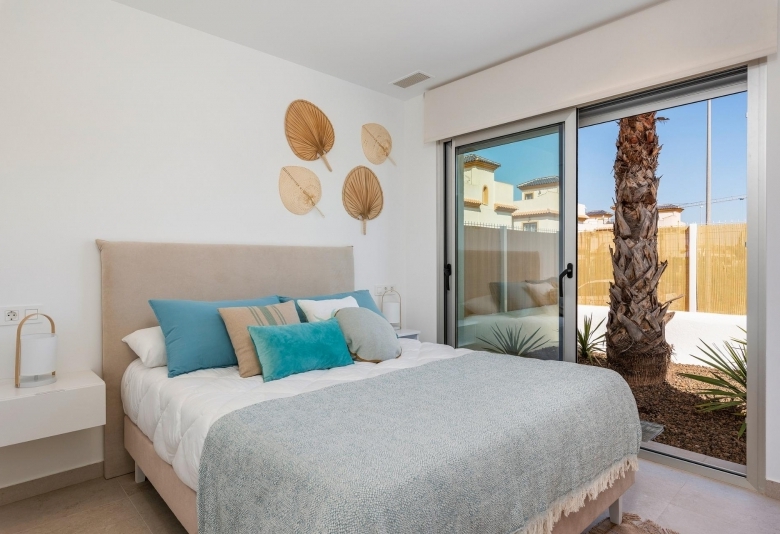 Bungalow de planta alta con solarium privado a la venta en Dolores