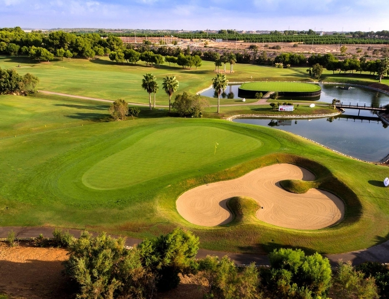 Villa a la venta de 3 dormitorios en primera línea de Golf en Pilar de la Horadada.