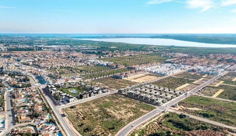 Chalet independiente con 3 dormitorios y piscina privada a la venta en Ciudad Quesada(Alicante).
