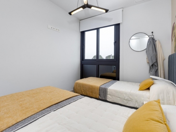 Chalet independiente con 3 dormitorios y piscina privada a la venta en Ciudad Quesada(Alicante).