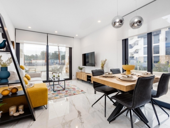Chalet independiente con 3 dormitorios y piscina privada a la venta en Ciudad Quesada(Alicante).