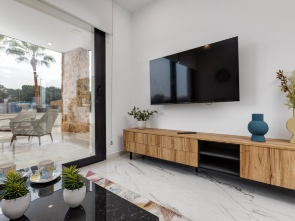 Chalet independiente con 3 dormitorios y piscina privada a la venta en Ciudad Quesada(Alicante).