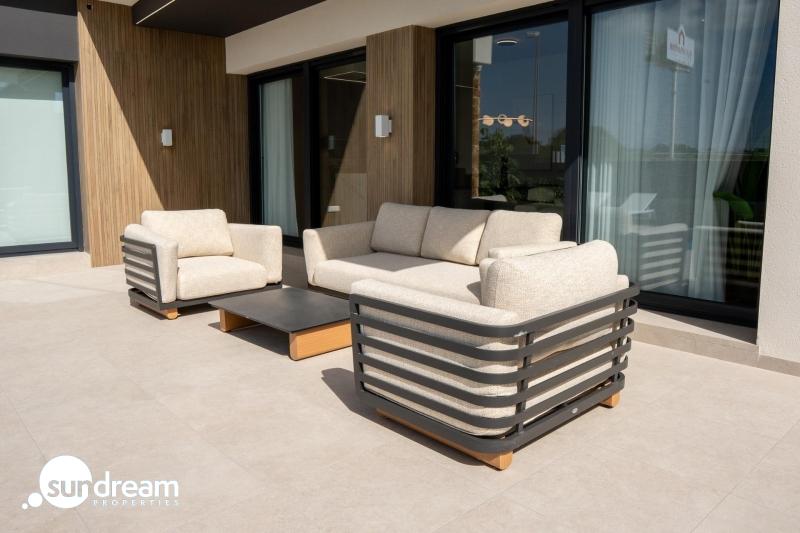 Chalet independiente en una sola planta con piscina privada a la venta en Ciudad Quesada(Alicante).