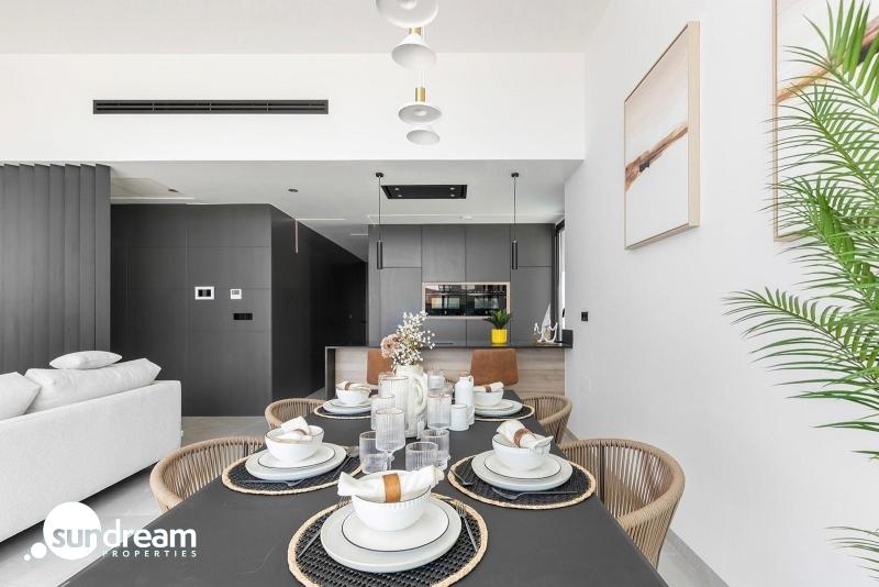Chalet de una planta con 3 dormitorios y piscina privada en Torrevieja