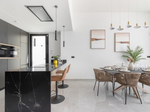 Chalet de una planta con 3 dormitorios y piscina privada en Torrevieja