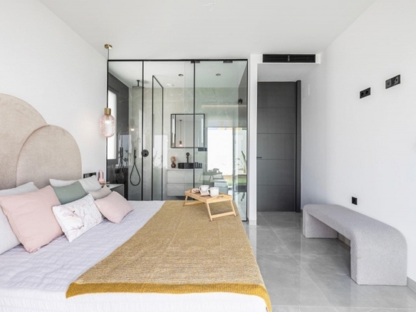 Chalet de una planta con 3 dormitorios y piscina privada en Torrevieja