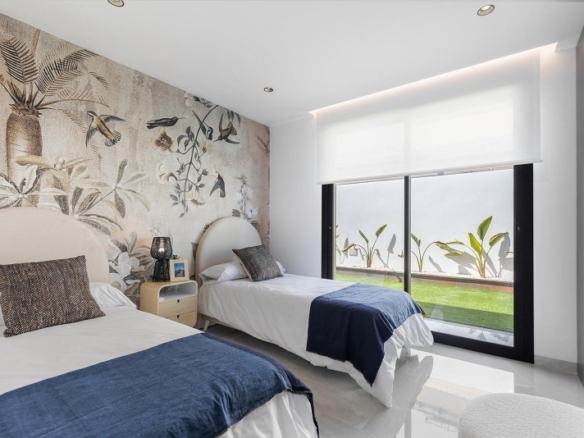 Chalet de una planta con 3 dormitorios y piscina privada en Torrevieja