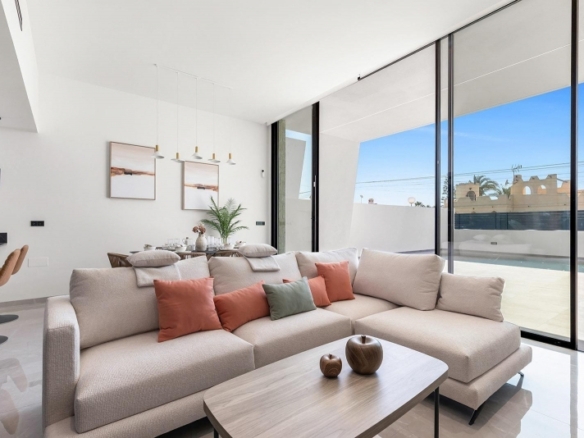 Chalet de una planta con 3 dormitorios y piscina privada en Torrevieja