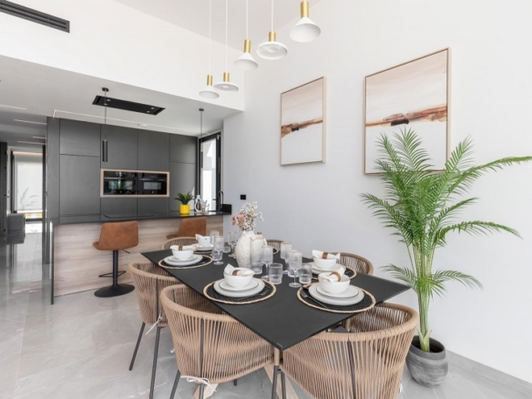 Chalet de una planta con 3 dormitorios y piscina privada en Torrevieja