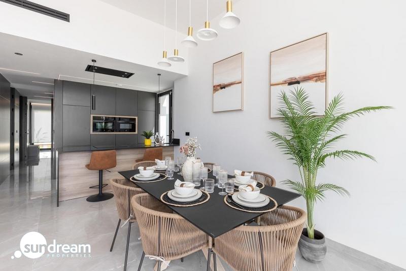 Chalet de una planta con 3 dormitorios y piscina privada en Torrevieja