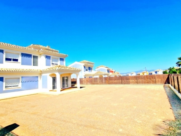 Villa de 3 dormitorios con solarium y amplia parcela en Lorca(Murcia)