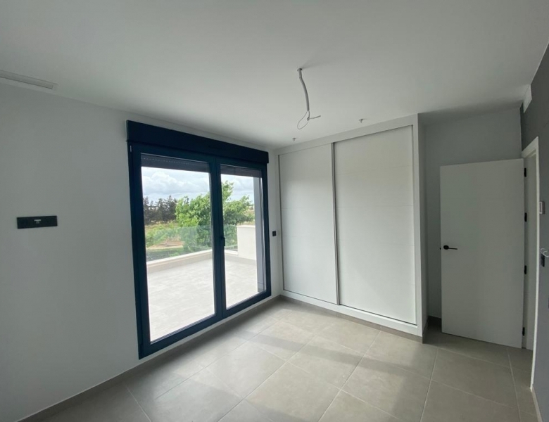 Villa obra nueva en venta con piscina en Los Alcázares