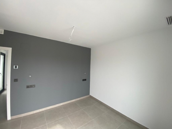 Villa obra nueva en venta con piscina en Los Alcázares