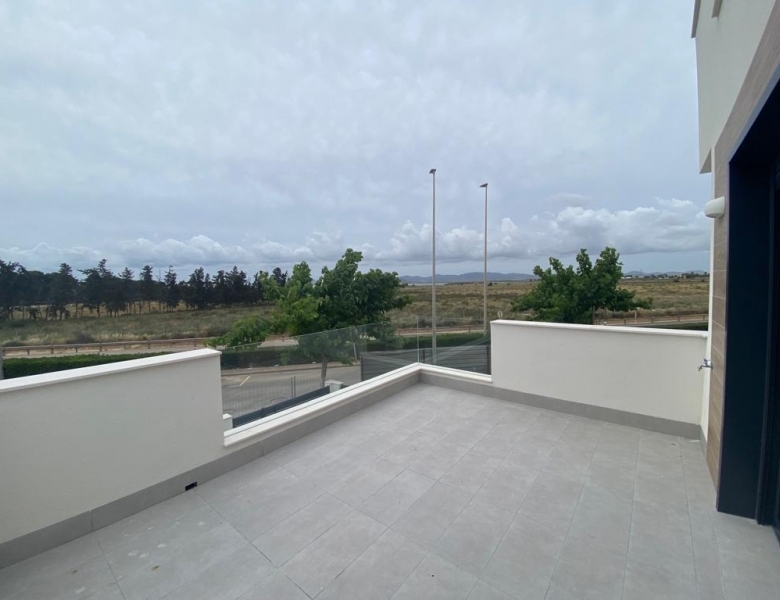 Villa obra nueva en venta con piscina en Los Alcázares