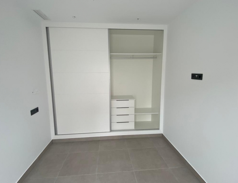 Villa obra nueva en venta con piscina en Los Alcázares