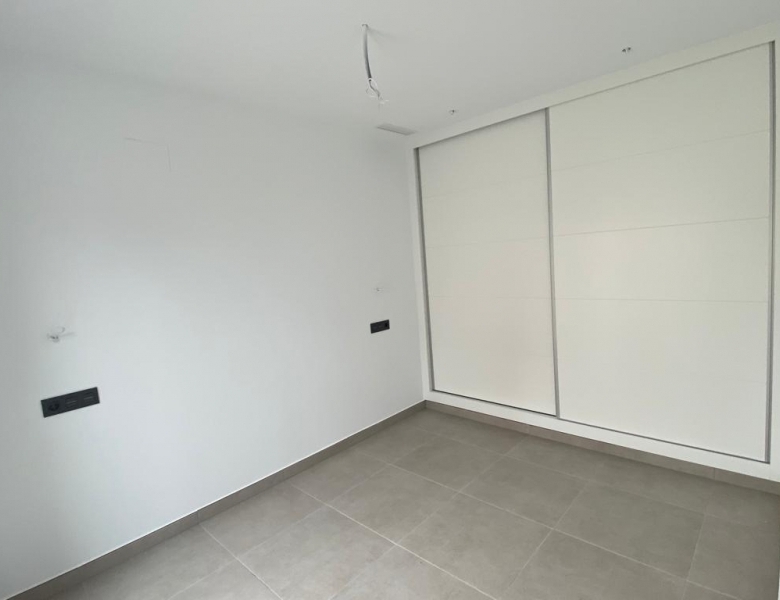 Villa obra nueva en venta con piscina en Los Alcázares