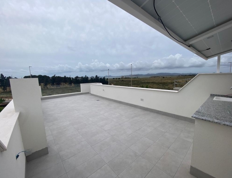 Villa obra nueva en venta con piscina en Los Alcázares