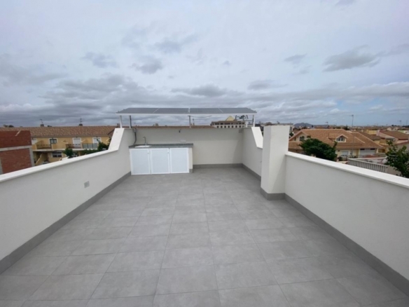 Villa obra nueva en venta con piscina en Los Alcázares