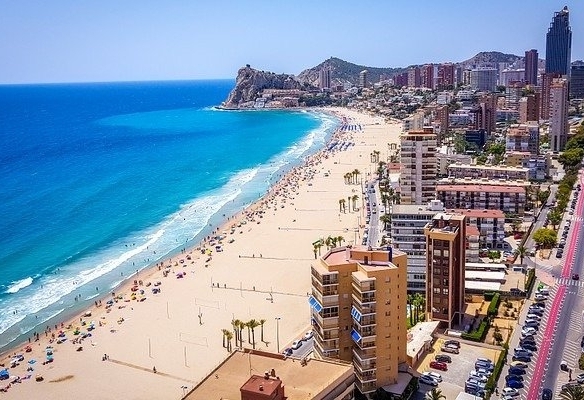 Villa de 3 dormitorios en una planta con piscina privada y sótano a la venta en Finestrat