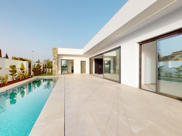 Chalet en venta obra nueva con piscina Los Alcázares