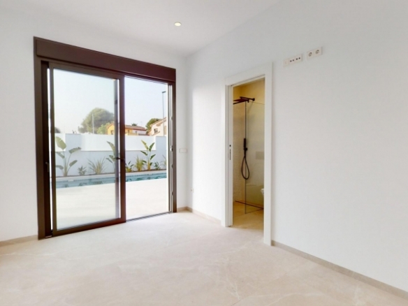 Chalet en venta obra nueva con piscina Los Alcázares