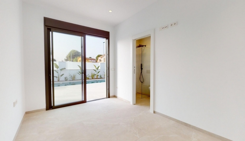 Chalet en venta obra nueva con piscina Los Alcázares