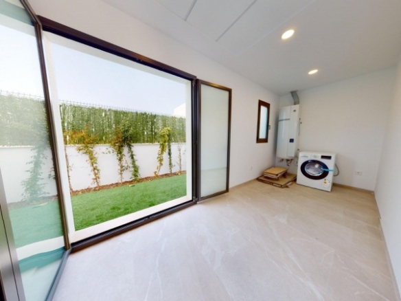 Chalet en venta obra nueva con piscina Los Alcázares