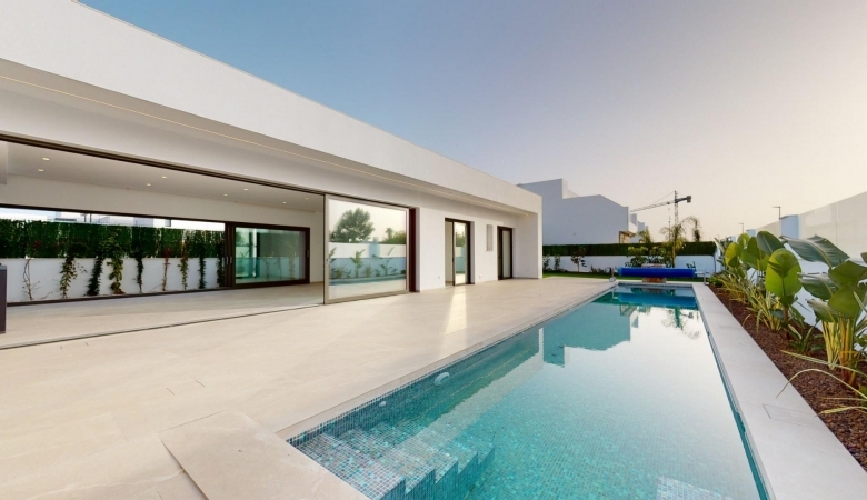 Chalet en venta obra nueva con piscina Los Alcázares