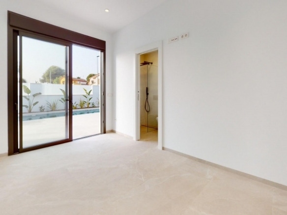 Chalet en venta obra nueva con piscina Los Alcázares