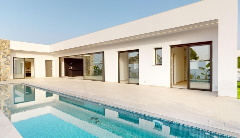 Chalet en venta obra nueva con piscina Los Alcázares