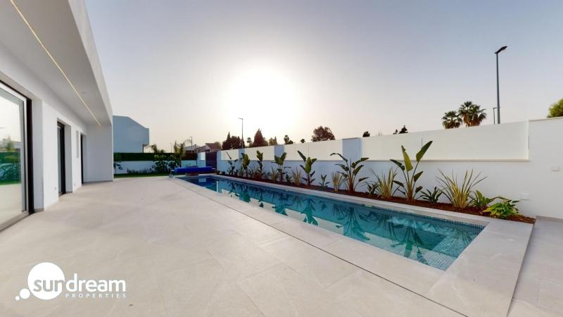 Chalet en venta obra nueva con piscina Los Alcázares