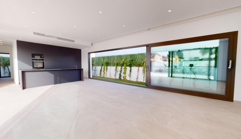Chalet en venta obra nueva con piscina Los Alcázares
