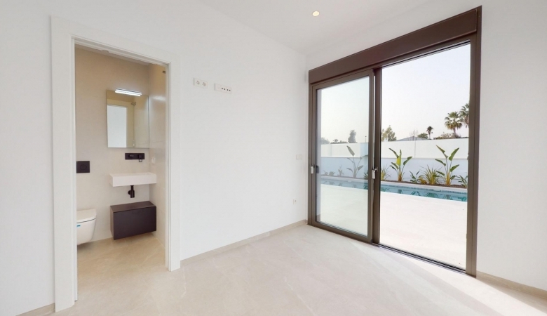 Chalet en venta obra nueva con piscina Los Alcázares