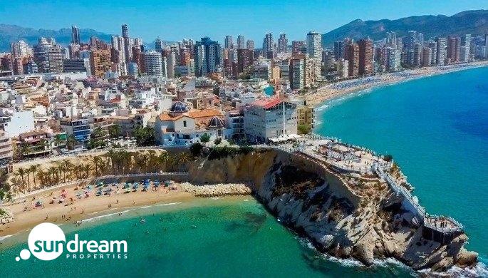 Villa en venta obra nueva con piscina en Finestrat