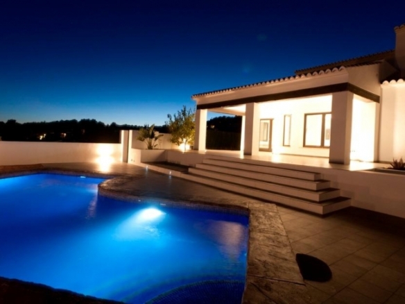 Villa grande en venta con piscina y vistas en Moraira
