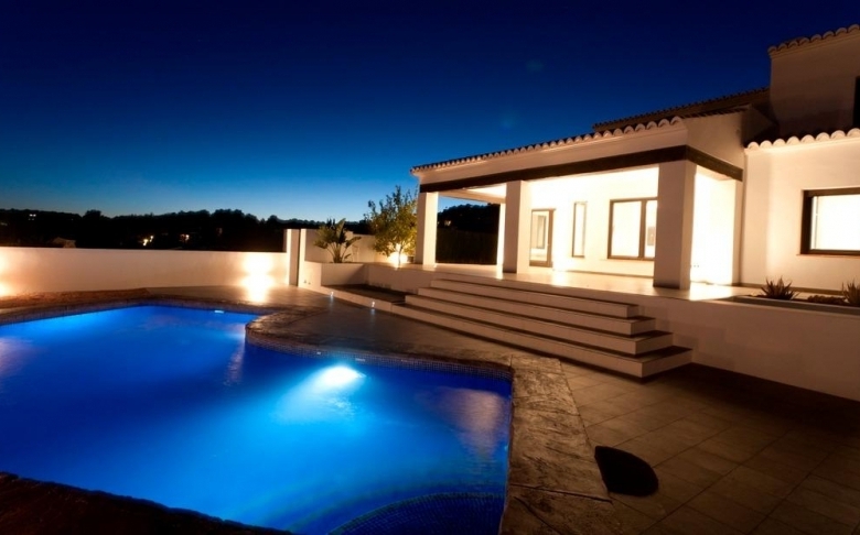 Villa grande en venta con piscina y vistas en Moraira
