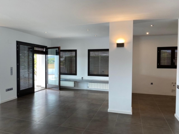 Villa grande en venta con piscina y vistas en Moraira