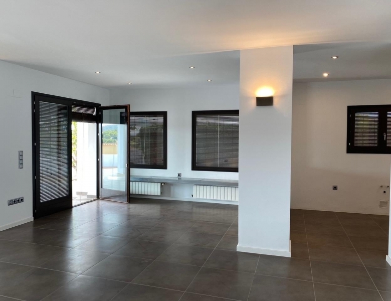Villa grande en venta con piscina y vistas en Moraira