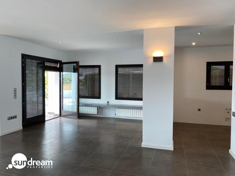 Villa grande en venta con piscina y vistas en Moraira